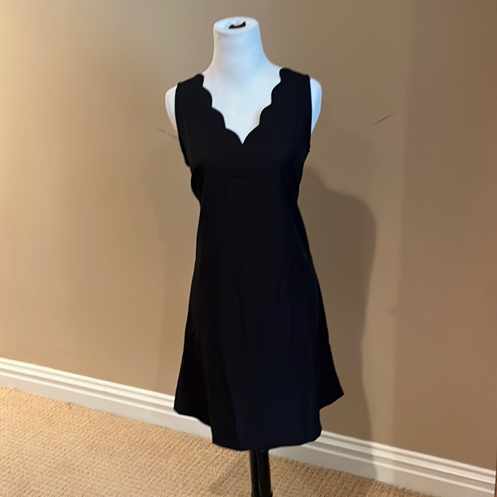 Black sleeveless scallop hem v-neck dress